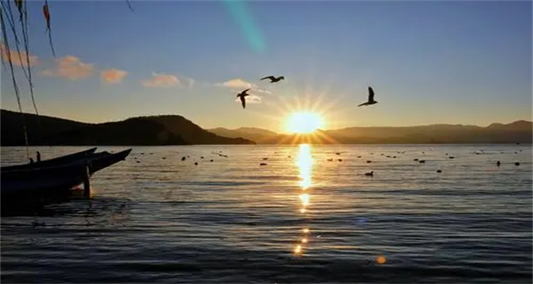 泸沽湖日出